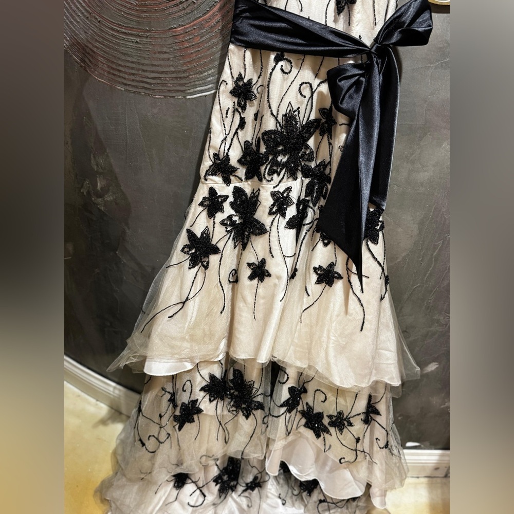 Jovani Ivory & Black Floral Evening Gown – Size 6 (NWT) - Picture 2 of 6